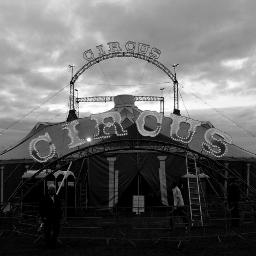 песня на английском at the circus